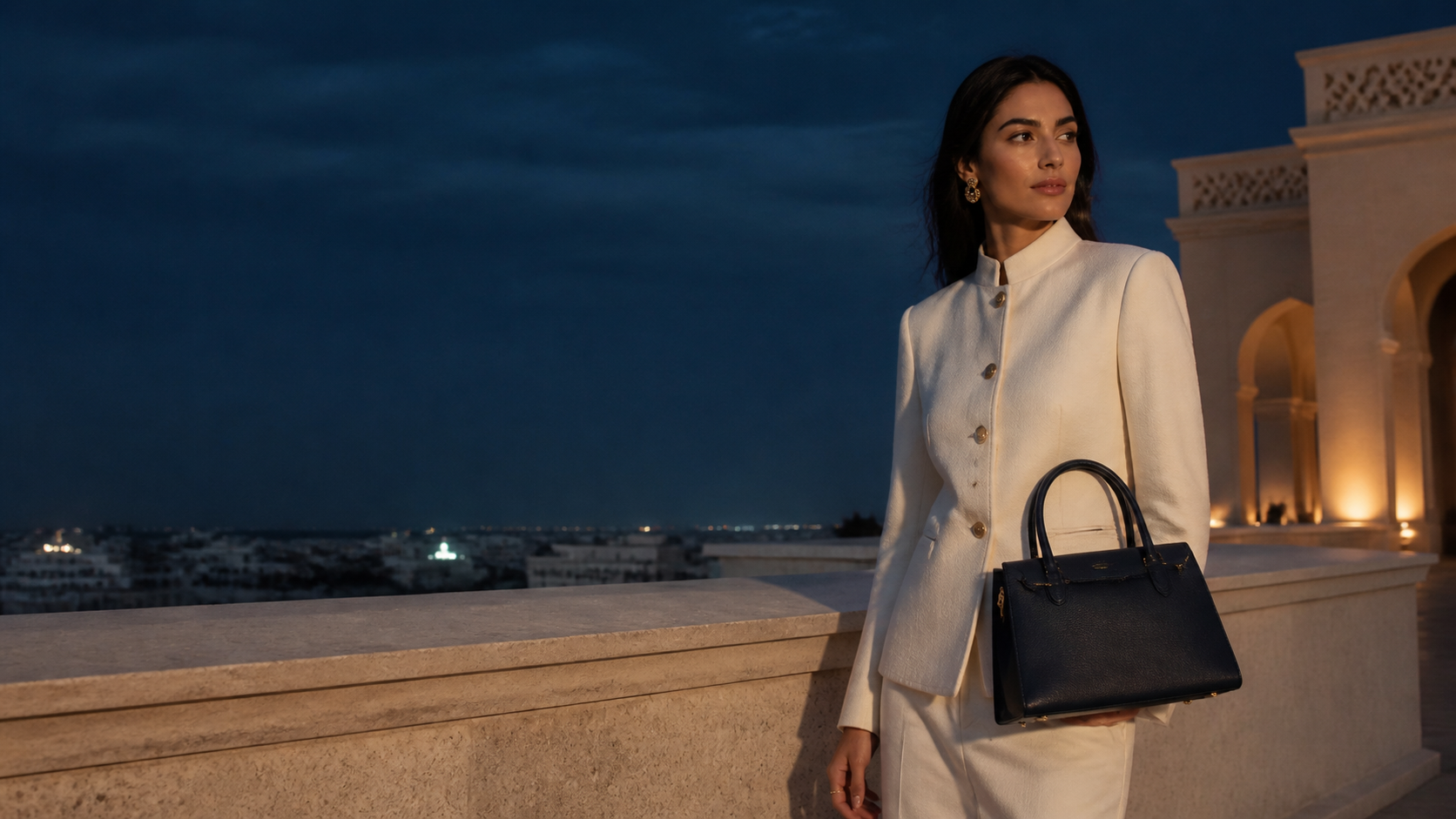 Silhouette élégante à Casablanca avec un sac Maison du Sac